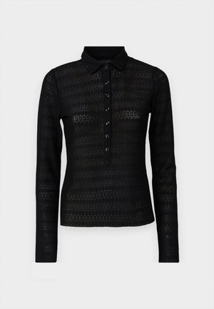Svart langermet polo-skjorte med et strukturert strikkemønster, med stolpeknapping og klassisk krage. Detaljene inkluderer svarte knapper.