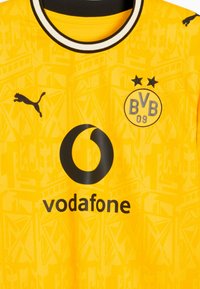 Κίτρινη ποδοσφαιρική φανέλα της Borussia Dortmund με μαύρο λογότυπο Puma, χορηγό Vodafone και έμβλημα συλλόγου με δύο αστέρια και "BVB 09".