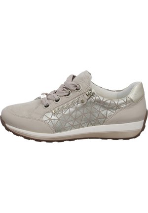 Baskets beiges avec une tige en cuir lisse, présentant un motif géométrique argenté, des lacets en tissu et une fermeture éclair sur le côté, le tout sur une semelle blanche.