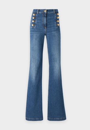Jeans acampanados de talle alto en denim azul medio, con acentos de botones dorados en el lateral y una textura suave.