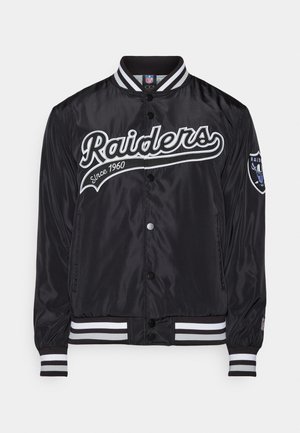 Chaqueta bomber de satén negra con "Raiders" y "Desde 1960" bordados en blanco. Presenta puños y cuello de canalé a rayas, con un logotipo en el hombro.