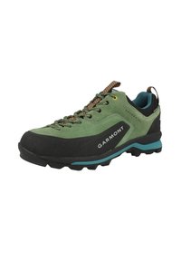 Scarpe da esterno verdi e nere con camoscio testurizzato e suola in gomma, dotate di lacci con motivo, collare imbottito e battistrada resistente.