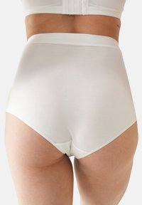 Weiße, hoch taillierte Slips aus glattem Stoff mit nahtlosem Design, weichen Kanten und minimalen Nähten.