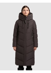 Dunkelbraune Steppjacke mit hohem Kragen, Vorderreißverschluss und verstellbaren Kordelzügen. Chevron-Steppmuster und seitliche Reißverschlusstaschen.