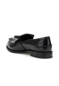 Schwarze lederne Slipper mit glänzender, polierter Oberfläche, ausgestattet mit Fransenverzierungen und einem niedrigen, flachen Absatzdesign. Klassische und schlanke Form.
