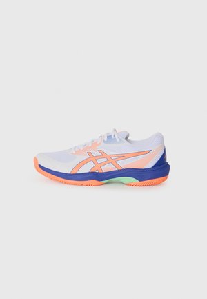 Turnschuh mit einem weißen Mesh-Obermaterial und orangefarbenen sowie blauen Akzenten, einer strukturierten Sohle und einem hellgrünen Bereich an der Zwischensohle.