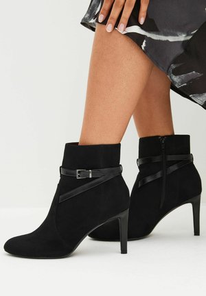 FOREVER COMFORT BUCKLE DETAIL HEELED REGULAR WIDE FIT - Korte laarzen - black