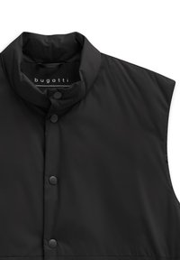 Schwarze gesteppte Weste mit hohem Kragen, vorne mit Druckknöpfen und einer glatten, matten Textur. Markenlabel innen sichtbar.