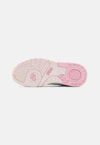 Suola della scarpa in gomma con una combinazione di colori rosa chiaro e bianco. Presenta vari modelli di grip e un dettaglio del logo in rilievo sul tallone.