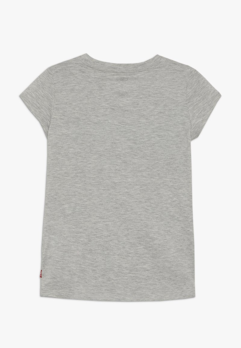 Szara krótki rękaw t-shirt wykonany z miękkiego, teksturowanego materiału. Okrągły dekolt, prosty fason, z małą naszywką z logo na lewym dolnym boku.