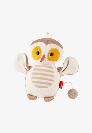 Weiches Plüsch-Eulenspielzeug mit gelben Augen, gestreiftem Bauch, braunen Flügeln und einem beigen Zugband an der Seite.