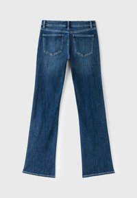 Jean en denim bleu avec jambes légèrement évasées, deux poches arrière, passants de ceinture et coutures visibles sur fond gris clair.
