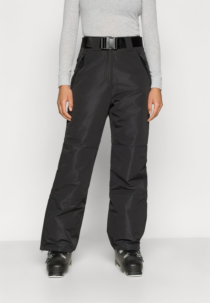 Sorte snebukser med lige ben, lavet af holdbart materiale. Har et sort bælte og lynlåslommer for funktionalitet.