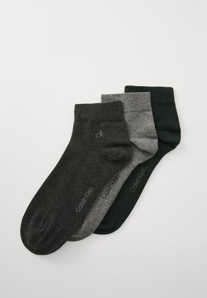 Tri par socka: tamno siva, svijetlo siva i tamno zelena. Imaju glatku teksturu s rebrastim manžetama i logotipom blizu gležnja.