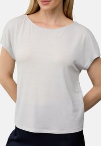 Lichtgrijze blouse met korte mouwen en een brede halslijn, met een gladde, iets doorschijnende textuur en een relaxte pasvorm.