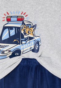 Graues Kurzarmshirt mit einem bunten Grafikdruck eines Cartoonfuchs in einem Polizeiauto, mit blauen und roten Akzenten. Weicher Stoff.