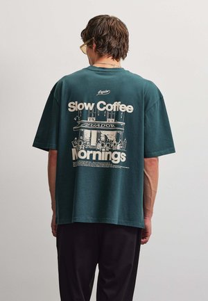Pegador, PEGADOR OVERSIZED T-SHIRT MASSA - T-shirt con stampa - grün