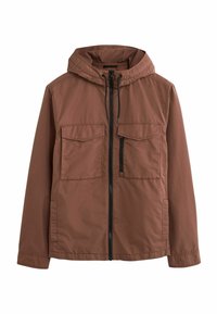 Veste marron à capuche avec fermeture éclair à l'avant, deux poches-poitrine à rabat, et poches latérales, conçue pour un usage décontracté.