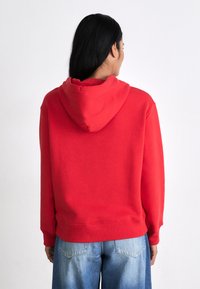 GANT SHIELD HOODIE - Sweatshirt - bright red