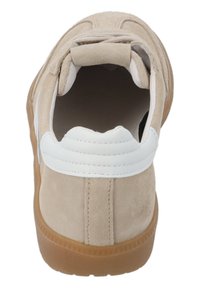 Sneaker in suede beige con dettagli in pelle bianca e suola in gomma. Presenta un colletto imbottito e un pannello posteriore testurizzato.