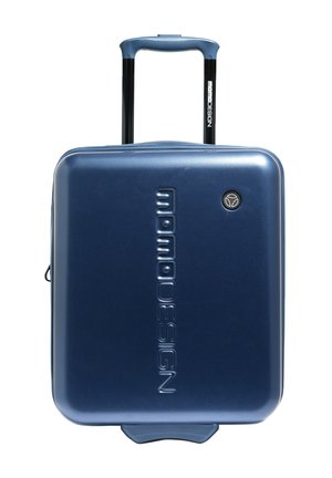 Blauwe harde koffer op wielen met uitgeklapte zwarte en blauwe telescopische handgreep, geperst merknaam en rond logo aan de voorkant.