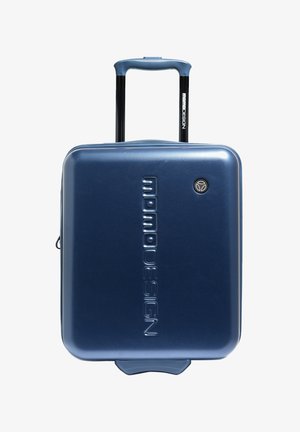 Blauwe harde koffer op wielen met uitgeklapte zwarte en blauwe telescopische handgreep, geperst merknaam en rond logo aan de voorkant.