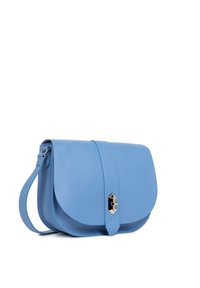 Hellblaue Ledertasche mit Klappen-Design, ausgestattet mit einem Verschluss aus silbernem Metall und einem langen, verstellbaren Trageriemen. Texturierte Oberfläche und glatte Kanten.
