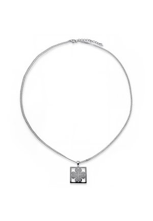 Hopeinen ketjukoru, jossa on neliönmuotoinen riipus, jossa on nelilehtisen apilan leikkauskuvio, esitetty valkoisella taustalla.