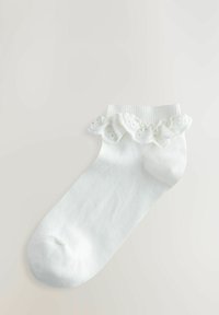 Witte enkel sok met een gekruind kantafwerking aan de bovenkant, met een gladde textuur en een subtiel ribbelpatroon door het hele lichaam.