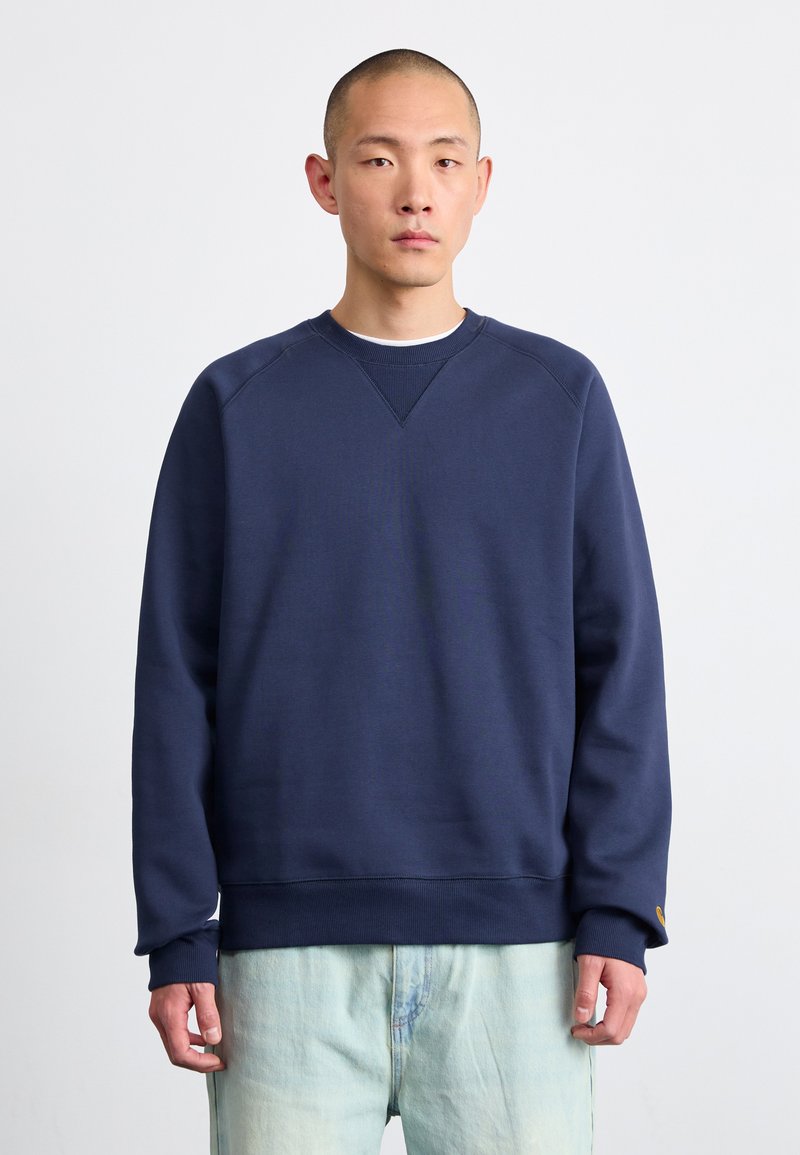 Mørkeblå sweatshirt med rund hals, ribbede manchetter og kant. Fremstillet af blødt bomuld med et subtilt struktureret mønster.