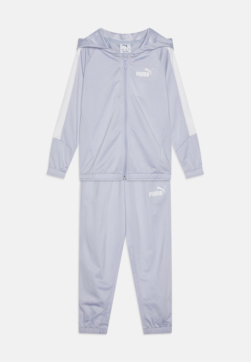 Λαμπερό μωβ αθλητικό κοστούμι από απαλό, ελαφρύ ύφασμα. Διαθέτει ζακέτα με φερμουάρ και κουκούλα, λευκές λεπτομέρειες και ραμμένα μανίκια.