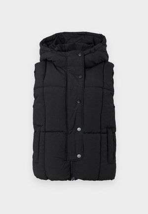 Chaleco de plumas negro con capucha, con un acolchado cuadrado, dos bolsillos laterales, botones de presión negros y un zipper en la parte delantera. Tela suave y texturizada.