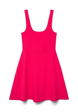 Jasnoróżowa sukienka bez rękawów z szerokimi ramiączkami, dopasowaną talią i rozkloszowanym dołem, pokazana na białym tle.