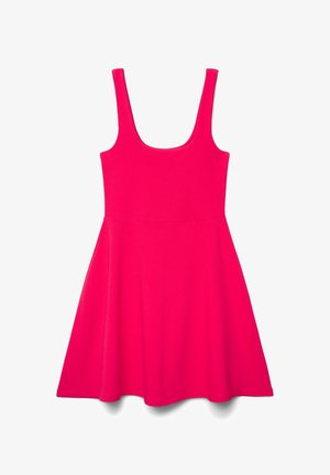 Jasnoróżowa sukienka bez rękawów z szerokimi ramiączkami, dopasowaną talią i rozkloszowanym dołem, pokazana na białym tle.