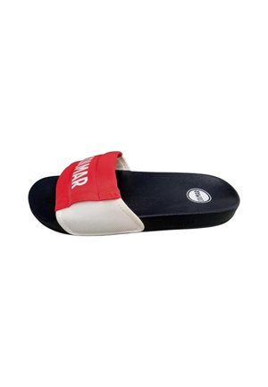Ciabatta nera singola con lati della suola bianchi e fascia in tessuto rossa e bianca sulla parte superiore con testo bianco.