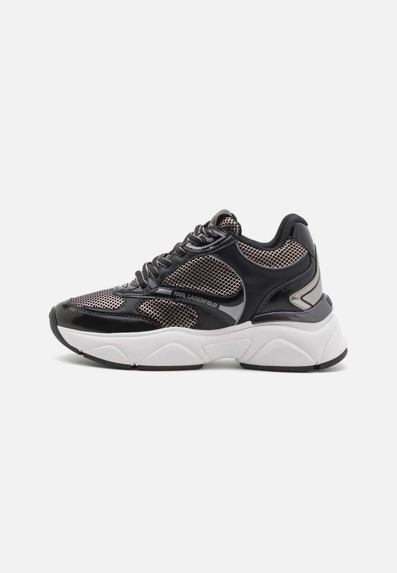 Baskets en mesh noir et beige avec des empiècements en cuir noir et une semelle blanche épaisse, avec un marquage Karl Lagerfeld sur le côté.