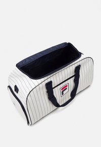 Fila HERITAGE BAG LARGE UNISEX - Sac de sport - white alyssum comb.