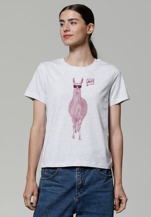 T-shirt à manches courtes gris avec un graphique de lama rose portant des lunettes de soleil et une bulle de dialogue disant "Salut !" Imprimé sur un matériau en coton doux.