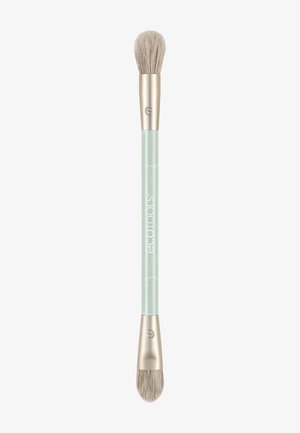 Brocha de maquillaje de doble punta con cerdas suaves, virolas doradas y un mango verde claro etiquetado "ecotools."
