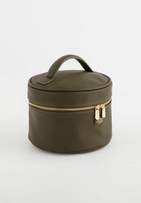 Olivengr�øn rund kosmetikpose lavet af tekstureret materiale, med et håndtag på toppen, guld lynlås og et enkelt design.