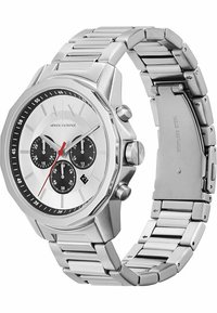 Zilveren roestvrijstalen horloge met een octagonale kast, witte wijzerplaat, drie zwarte sub-dials, een rode secondewijzer en een vouwsluiting armband.