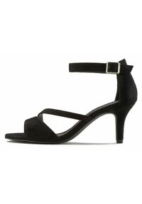 Schwarze Wildleder-High-Heel-Sandalen mit gekreuzten Knöchelriemen und einem kleinen Absatz. Das offene Design hat eine glatte Textur und eine verstellbare Schnalle.