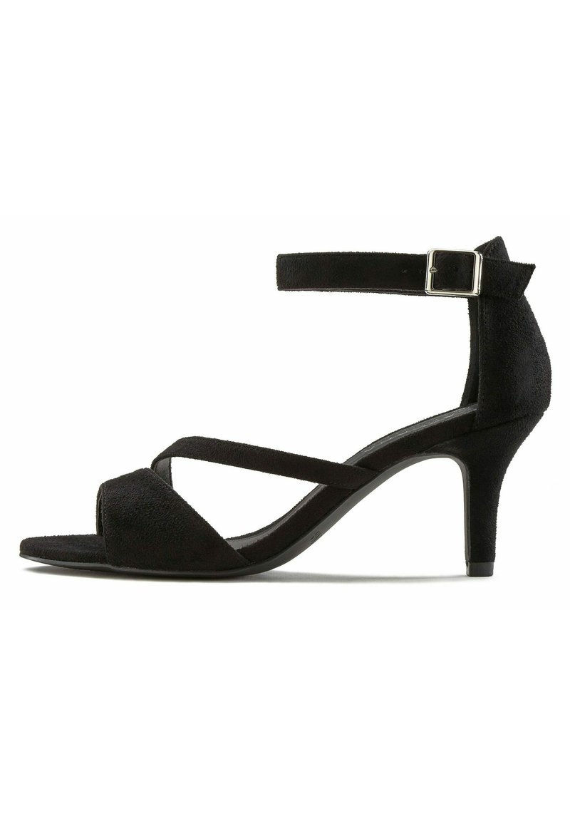 Schwarze Wildleder-High-Heel-Sandalen mit gekreuzten Knöchelriemen und einem kleinen Absatz. Das offene Design hat eine glatte Textur und eine verstellbare Schnalle.