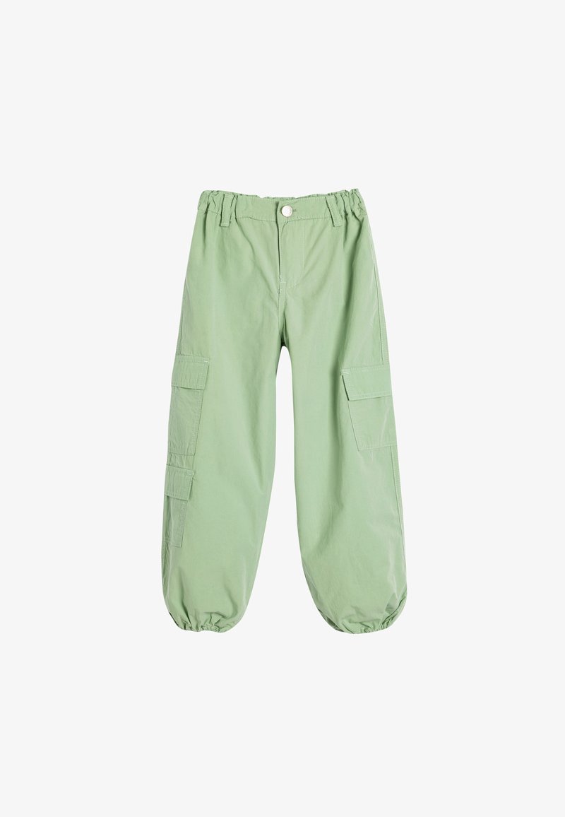 Hellgrüne Cargo-Hosen mit elastischem Bund, schmal zulaufenden Säumen und seitlichen Taschen. Aus einem weichen, leichten Stoff gefertigt.