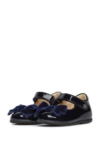 Czarne lakierowane buty w stylu Mary Jane, z aksamitem ozdobnym na palcach i mocnym zapięciem na pasek.