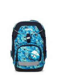 Blauer und grüner Rucksack mit Haifischakzent, mehreren Fächern, verstellbaren Trägern, reflektierenden Elementen und einem stabilen Boden.