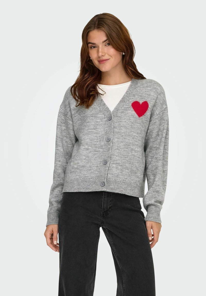 Cardigan grigio realizzato in morbido tessuto a maglia, con profondo scollo a V, cinque bottoni e un motivo a cuore rosso sulla parte sinistra del petto. Vestibilità corta.
