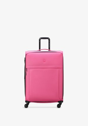 Roze harde koffer met een uitschuifbare zwarte handgreep, vier wielen en een voorvak met rits. Glad oppervlak en minimalistisch ontwerp.