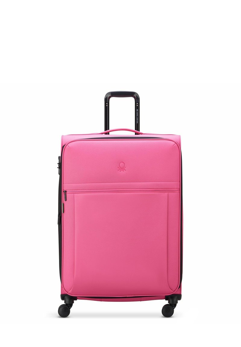 Valigia rigida rosa con manico nero retrattile, quattro ruote e tasca frontale con zip. Texture liscia e design minimalista.