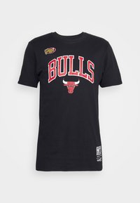 Sort bomulds T-shirt med rød "BULLS" tekst og en okse grafik. Inkluderer et NBA Finals patch på den øverste venstre side.